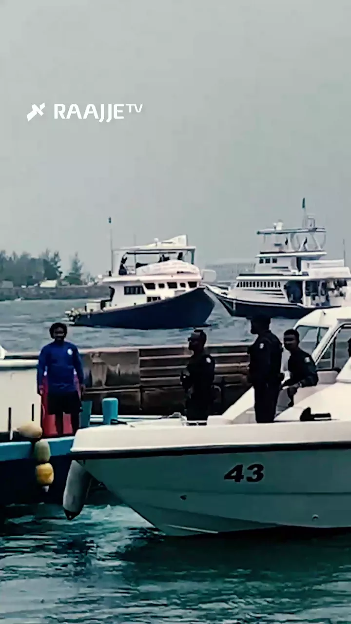 ބޮޑުކަންނެލި މަސްވެރިންގެ އިހުތިޖާޖް - ފުލުހުން ދޯނިތަކަށް އަރައި އިހުތިޖާޖްގެ ބައިވެރިންނާ ކުރިމަތިލުން