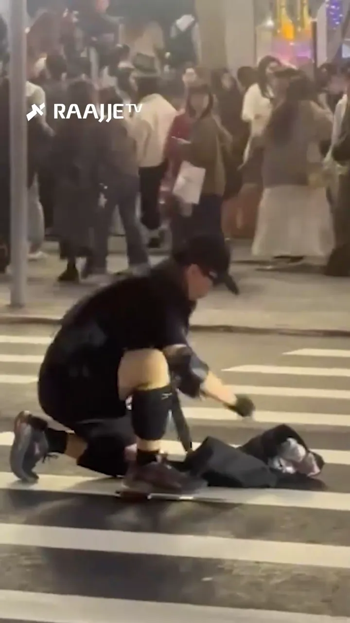 ޓައިޕޭގައި މީހަކު ސްމޯކް ބޮމާއި ވަޅިން ހަމަލާ ދީ ތިން މީހުން މަރާ ލުމަށްފަހު އަމިއްލައަށް އިމާރާތެއް މަތިން ފުންމާލާ މަރުވެއްޖެ