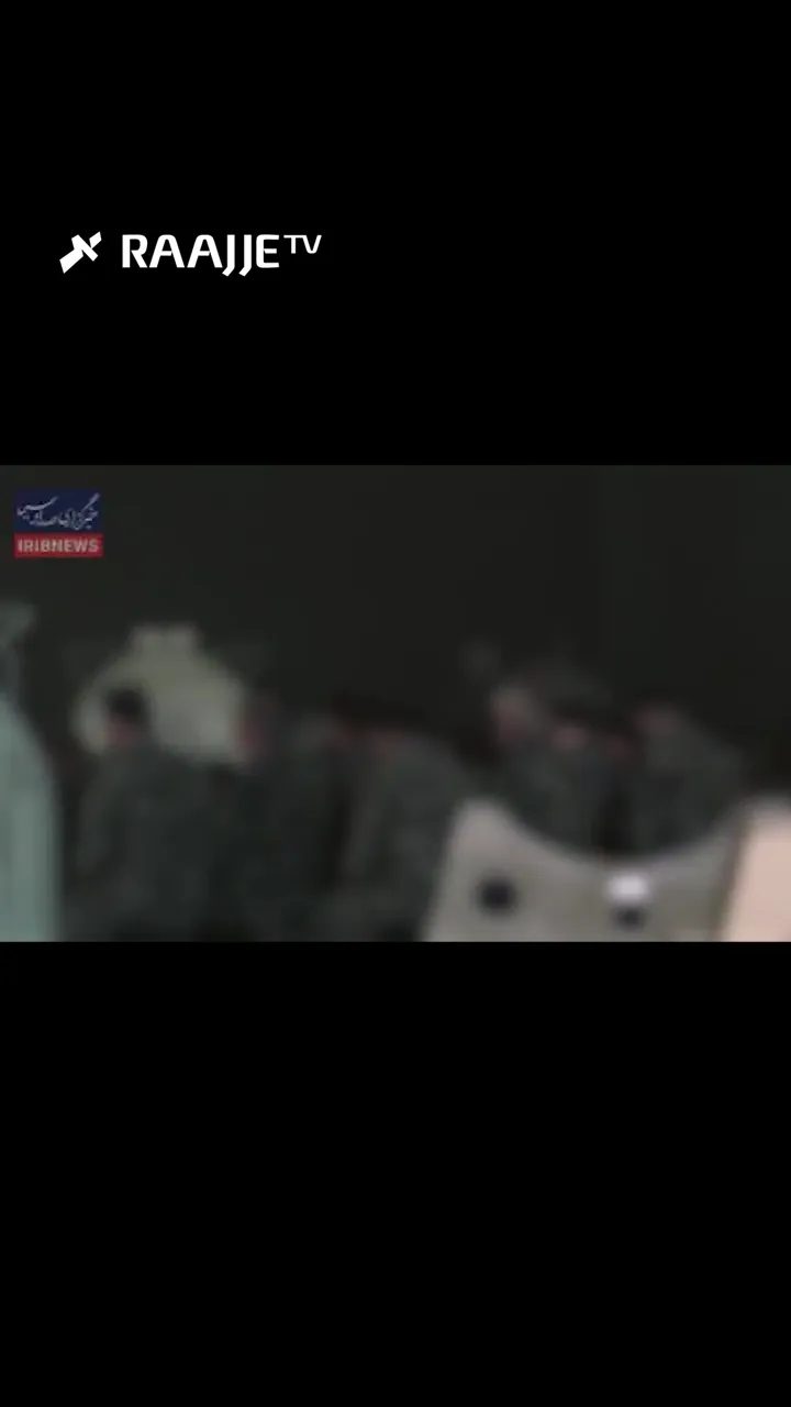 އީރާނުގެ އަސްކަރީ ފައުޖުތަކުން 51 ވަނަ ފަހަރަށް މިސައިލް ހަމަލާތައް ފޮނުވާލުމުގެ ކުރިން، އެ ގައުމުގެ ސިފައިން ނަމާދުކޮށް ދުއާކުރުމުގައި މަސްއޫލުވެ އުޅޭ މަންޒަރު ފެންނަ ވީޑިއޯ އެއް އީރާނުގެ ދައުލަތުގެ މީޑިއާ، އައި.އާރް.އައި.ބީ އިން އާންމުކޮށްފި