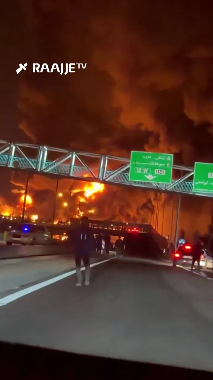 ނަތަންޔާހޫ، ޓްރަމްޕްގެ ބަހަށް ނުކިޔަމަންތެރިވެ އީރާނުގެ ތެޔޮ ވަސީލަތްތަކަށް ހަމަލާދީފި ކަމަށް ނިއުޔޯކް ޓައިމްސް އިން ރިޕޯޓްކޮށްފި. އީރާނުގެ ތެޔޮ ރައްކާކުރާ ތަންތަނަށް ހަމަލާ ނުދިނުމަށް ޑޮނަލްޑް ޓްރަމްޕް އިންޒާރު ދެއްވާފައިވާ ކަމަށް މައުލޫމާތު ލިބެއެވެ.