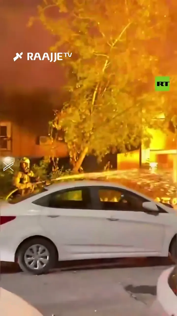 ތެލް އަވީވްގެ ދެކުނު — އީރާނުން ފޮނުވާލި މިސައިލެއް ސީދާ އަމާޒަށް ވާސިލުވެ ގޮވުމާ ގުޅިގެން، ރެސްކިއު ޓީމުތަކުން އެ ސަރަހައްދުގައި ހަރަކާތްތެރިވާން ފަށައިފި