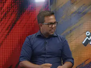ދިވެހީންގެ ބިން ދިވެހީންނަށް ޚާއްސަ ކަވަރޭޖްގައި އެޑިއުކޭޝަން މިނިސްޓްރީގެ ކުރީގެ ޑެޕިއުޓީ މިނިސްޓަރު މުހައްމަދު އިހުސާން ވާހަކަ ދައްކަވަނީ. 