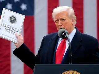 އެމެރިކާގެ ސުޕްރީމް ކޯޓުން އެ ގައުމުގެ ރައީސް ކަނޑައަޅުއްވާފައިވާ ގިނަ ޓެރިފްތަކަކީ ގާނޫނާ ހިލާފު އެއްޗެއް ކަމަށް ނިންމުމާ ގުޅިގެން، އެމެރިކާ އަށް އެތެރެކުރާ މުދަލުން އިތުރު 10 އިންސައްތައިގެ ޓެރިފެއް ނެގުމަށް ޓްރަމްޕް ނިންމަވައިފި