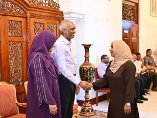 ވެމްކޯގެ ޖެނެރަލް މެނޭޖަރ ކަމުގައި ހުންނެވި ފަޒްލާ ރައީސް މުއިއްޒު އާއި ފަރސްޓްލޭޑީ ސާޖިދާ އާއި އެއްކޮށް ނަގާފައިވާ ފޮޓޯ އެއް