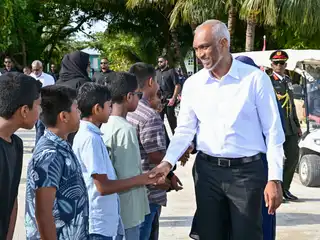 މުއިއްޒު ބޭބެ ހާދަ ކޫލް އޭ، އިނގިރޭސި ބަހަށް ހާދަ މޮޅޭ