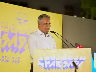 ދެ އިންތިހާބު އެއްކުރަނީ ރައްޔިތުން އަތުގައި ވޯޓުލުމުގެ ބާރު އޮތުމުން އެ އުނދަގޫ ސަރުކާރަށް ވާތީ: އާޒިމް