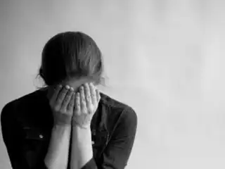 ކުއްޖަކަށް ބުލީކޮށްގެން ކުއްޖާ މާޔޫސްވެފައިވާ މަންޒަރު ފެންނަ ފޮޓޯ އެއް