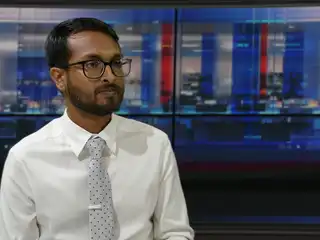 Aik speaking during RaajjeTV's "Fala Surukhee" program.