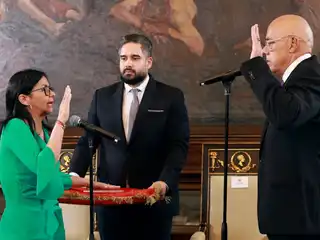 ވެނެޒުއެލާގެ ވަގުތީ ރައީސް ކަމުގެ ހުވާ، ނައިބު ރައީސް ޑެލްސީ ރޮޑްރިގޭޒް ކުރެއްވުމުގެ ތެރެއިން