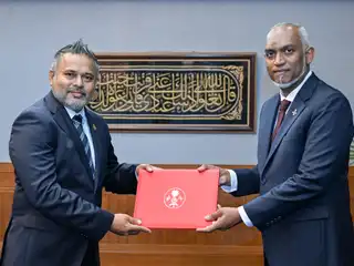 ރައީސުލްޖުމްހޫރިއްޔާ ޑރ. މުހައްމަދު މުއިއްޒު، މިނިސްޓަރ އޮފް ފިޝަރީޒް، އެގްރިކަލްޗަރ އެންޑް އޯޝަން ރިސޯސަސް ކަމަށް އަޙްމަދު ޝިޔާމް އައްޔަން ކުރައްވައި މަގާމުގެ ފަތްކޮޅު އަރުއްވަނީ. 