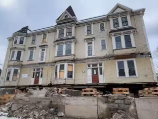 ސައިބޯނި ބޭނުންކޮށްގެން، އިމާރާތެއް ހުރިގޮތަށް އެއްތަނުން އަނެއްތަނަށް ގެންގޮސްފި