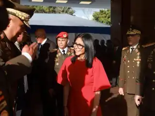 ވަގުތީ ރައީސް އަށް ވަފާތެރިވުމަށް ސިފައިންނާއި ފުލުހުން ހުވާ ކުރި ރަސްމިއްޔާތުގައި ޑެލްސީ ބައިވެރިވެ ވަޑައިގަންނަވަނީ