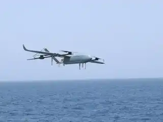 އިރާނުގެ ކަނޑުގެ ސިފައިން އެމެރިކާއާއި އިސްރާއީލުގެ އަމާޒުތަކަށް ޑްރޯން ބޭނުންކޮށްގެން ވަރުގަދަ ހަމަލާތަކެއް ދީފި.