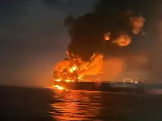 ތުރުކީގެ ބޮސްފޮރަސް ސްޓްރެއިޓް ކައިރީގައި އޮންނަ ކަޅު ކަނޑުގައި ރަޝިޔާގެ ފްލީޓަކަށް ޔުކްރެއިން ދިން ހަމަލާ ގައި ބޯޓެއް ގައި ރޯވެ އަނދަނީ، ނޮވެމްބަރު 28، 2025.