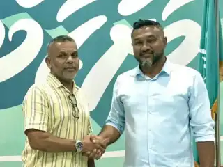 ގޮނޑި ގެއްލުނު ހިތަދޫ އުތުރު ދާއިރާގެ ކުރީގެ މެންބަރު މުހައްމަދު ސިނާން (ކ) އަދި ޕްރައިމަރީގެ ޓިކެޓް ދޭން ނިންމި ސައީދު (ވ).