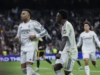 މެޗުގައި ލަނޑު ޖެހުމަށް ފަހު ރެއާލްގެ ކުޅުންތެރިންނާ އެކު އެމްބާޕޭ އުފާ ފާޅު ކުރަނީ