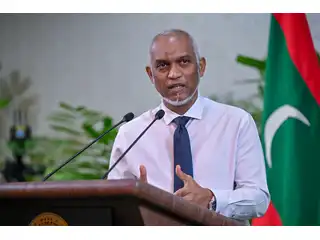 ރައީސް ޑރ. މުޙައްމަދު މުޢިއްޒު ނޫސްވެރިންނާ ބައްދަލުކުރައްވަނީ.