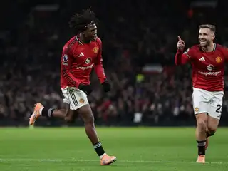 މެޗުގައި ލަނޑު ޖެހުމަށް ފަހު ޔުނައިޓެޑުގެ ކުޅުންތެެރިން އުފާ ފާޅު ކުރަނީ