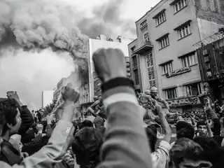 ތެހެރާނުގައި އަނދަމުންދާ ސަރުކާރުގެ އިމާރާތެއްގެ ބޭރުގައި މުޒާހަރާގެ ބައިވެރިންގެ ޖަމާއަތެއް ހަރަކާތްތެރިވަމުންދާއިރު ޝާހު މުޙައްމަދު ރިޒާ ޕަހުލަވީ އަށް ވަފާތެރި ސިފައިން އެ ސަރަހައްދަށް އަންނަނީ، ނޮވެމްބަރު 4، 1978