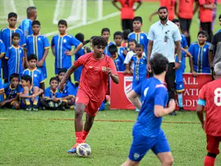 ފީފާގެ ރައީސް އިންފަންޓީނޯ އާއި ރައީސް މުޢިއްޒުގެ ޓީމަަކާ ދެމެދު ކުޅުމު މެޗުގައި، ރައީސް މުޢިއްޒުގެ ދަރިކަލުން އުމެއިރު 