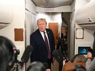 އެއާ ފޯސް ވަންގައި ހުންނަވައި އެމެރިކާގެ ރައީސް ޑޮނަލްޑް ޓްރަމްޕް ނޫސްވެރިންނާ ވާހަކަ ދައްކަވަނީ