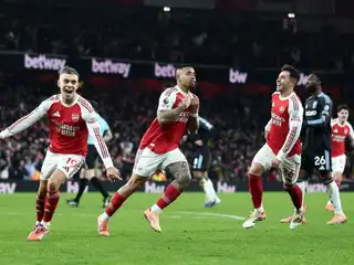 އެސްޓަން ވިލާގެ މޮޅުވުމަށް ނިމުން ގެނެސް، އާސެނަލް މަގާމު ދަމަހައްޓައިފި 