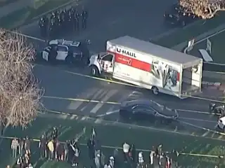 އެމެރިކާގައި އީރާާން އަށް ތާއީދުކޮށް ބޭއްވި އެއްވުމެއްގެ ތެރެއަށް ވެހިކަލެއް ވަނުމުން، ޑްރައިވަރަށް ހަމަލާ ދޭން މަސައްކަތް ކޮށްފި 