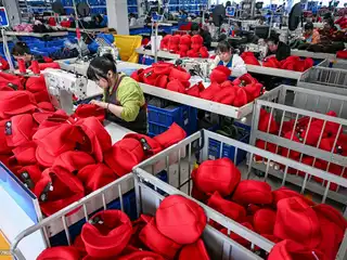 ޗައިނާގެ ޖިއާންގްސޫ ޕްރޮވިންސް ގައި ހުންނަ ތޮފި ހަދާ ފެކްޓަރީ އެއްގައި މުވައްޒަފުން މަސައްކަތް ކުރަނީ