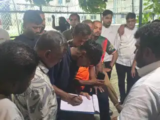 ރުފިޔާއިން މުސާރަ ދިނުމާ ދެކޮޅަށް ސޮއިކުރާ ޕެޓިޝަނުގައި ރާއްޖޭގެ ރިސޯޓެއްގެ މުވައްޒަފުން ސޮއިކުރަނީ