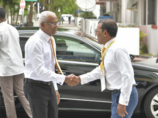 ކުރީގެ ރައީސް މުހައްމަދު ނަޝީދު، އަދި ރައީސް އިބްރާހިމް މުހައްމަދު ސޯލިހް ސަލާމްކުރައްވަނީ