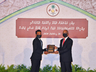 ކުޅިވަރުގެ ދާއިރާއިން ހިތްވަރުދިނުމުގެ ގައުމީ އިނާމު ލިބިވަޑައިގެންނެވި އަލީ ޚުޝްރުވާން އަޙްމަދު (ކުޑަ އައްޔަ)