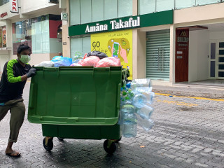 ވެމްކޯގެ މުވައްޒަފުން ކުނި ނެގުމުގައި