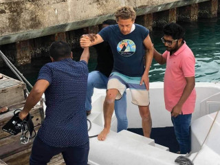 ގިރިފުށީ ބޭރުގައި އޮތް ސަފާރީއެއްގައި ހުއްޓާ ކަރަށް ވަޒަނެއް އެރި ފަތުރުވެރިޔާ ހުޅުމާލެ ގެންދަނީ