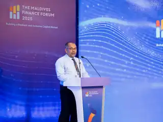 މޯލްޑިވްސް ފައިނޭންސް ފޯރަމް 2025 ގެ ޝަރަފުވެރި މެހެމާނު، މިނިސްޓަރ އޮފް ފައިނޭންސް އެންޑް ޕްލޭނިންގ، މޫސާ ޒަމީރު، އެ ފޯރަމްގެ ބައިވެރިންނާ މުޚާތަބުކުރައްވައި ވާހަކަފުޅު ދައްކަވަނީ.