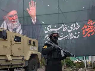 އީރާނުގެ ތެހެރާނުގައި 2026 ވަނަ އަހަރުގެ މާރިޗު މަހުގެ 28 ވަނަ ދުވަހު، އެ ގައުމުގެ ކުރީގެ އެންމެ މަތީ ވެރިޔާ އާޔަތުﷲ އަލީ ޚާމަނާއީގެ ފޮޓޯފުޅު ހިމެނޭ ޕޯސްޓަރެއްގެ ކައިރީގައި، އަސްކަރީ އުޅަނދެއްގެ ކައިރީގައި ފުލުހަކު ފޯރި މަރަނީ.