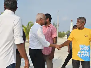 ކުޅުދުއްފުއްޓަށް ވަޑައިގެންނެވުމުން ރައީސް ސޯލިހު އަށް ހޫނު މަރުހަބާއެއް.
