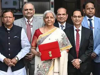 އިންޑިއާގެ މަރުކަޒީ ބަޖެޓް ހުށަހެޅުއްވުމަށްޓަކައި، އެ ގައުމުގެ ފިނޭންސް މިނިސްޓަރު ނިރްމަލާ ސީތާރާމަން އާއި ފިނޭންސް މިނިސްޓްރީގެ އިސް ބޭފުޅުން ނިއުދިއްލީގައި ހުންނަ އެ މިނިސްޓްރީން ނުކުމެވަޑައިގެން ޕާލަމެންޓަށް ވަޑައިގަންނަވަނީ -  ފެބްރުއަރީ 1، 2025.