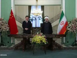 އީރާނާއި ޗައިނާއާ ދެމެދު ޕާޓްނަރޝިޕް އެއްބަސްވުމެއްގައި ސޮއިކުރުމަށްފަހު ޗައިނާގެ ރައީސް ޝީ ޖިންޕިން (ވ) އާއި އީރާންގެ ރައީސް ހަސަން ރޫހާނީ (ކ) އީރާނުގެ ސަތަބާދު ކޮމްޕްލެކްސްގައި ނޫސްވެރިންނާ ބައްދަލު ކުރައްވަނީ - ޖެނުއަރީ 23، 2016.