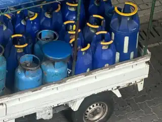 ކައްކާ ގޭސް ފުޅިތަކެއް މާލޭގައި ޕިކަޕެއް ގައި އުފުލަނީ.