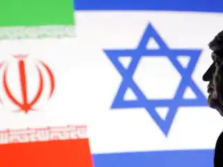 އެމެރިކާގެ ރައީސް ޑޮނަލްޑް ޓްރަމްޕްގެ ތްރީޑީ (3D) ޕްރިންޓެޑް ކުޑަ މޮޑެލް އަކާއި، އިޒްރާއީލް އާއި އީރާނުގެ ދިދަތައް.