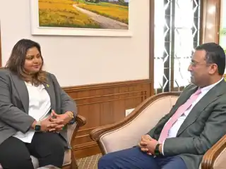 ބަންގްލަދޭޝްގައި ހުންނަވާ ދިވެހިރާއްޖޭގެ ހައިކޮމިޝަނަރު ޝިއުނީން ރަޝީދު، އެ ގައުމުގެ ބޮޑުވަޒީރުގެ ފޮރިން އެފެއާޒް އެޑްވައިޒަރު ހުމާޔޫން ކަބީރުގެ އަރިހަށް އިޙްތިރާމްގެ ޒިޔާރަތެއް ކުރައްވަނީ