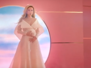 ކޭޓީ ޕެރީގެ އާ ވީޑިއޯ ލަވަ \"ނެވަރ ވޯން ވައިޓް\"ގެ މަންޒަރެއް