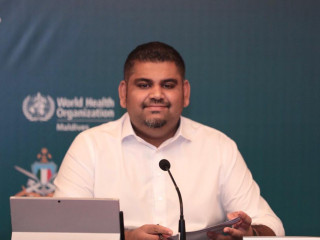 ނެޝަނަލް އެމަރޖެންސީ އޮޕަރޭޝަން ސެންޓަރުގެ ތަރުޖަމާނު މަބްރޫކް އަޒީޒު - 50 މީހަކު ހޯމް ކަރަންޓީނަށް ފޮނުވަން ނިންމާފައިވަނީ އަލަށް އަމަލުކުރަން ފެށި އުސޫލުގެ ތެރެއިން