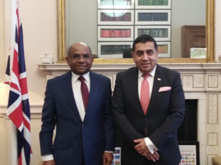 އިނގިރޭސި ޚާރިޖީ އޮފީހުގެ ވަޒީރު ލޯޑް އަހްމަދާއި އެކު ޝާހިދު