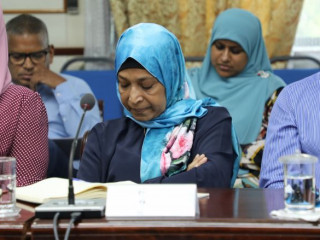 ހައުސިންގް މިނިސްޓަރ އައިމިނަތު އާތިފާ، ރައްޔިތުންގެ މަޖިލީހުގެ މިނިވަން މުއައްސަސާތަކުގެ ކޮމިޓީ ބައްދަލުވުމުގައި