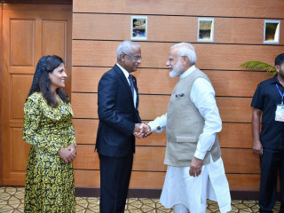 ެަރައީސް ސޯލިހު އާއި ބޮޑުވަޒީރު މޯދީ ސަލާމް ކުރައްވަނީ