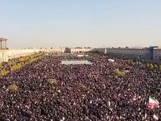 ޚާމަނާއީ އަވަހާރަ ކޮށްލުމުގެ ހިތާމައިގައި އެތައް ހާސް ބަޔަކު އީރާންގެ މަގު ތަކަށް ނިކުމެއްޖެ 