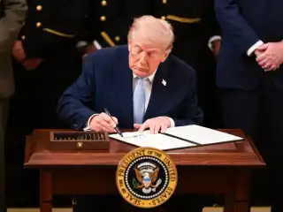 އެމެރިކާގެ ރައީސް ޑޮނަލްޑް ޓްރަމްޕް