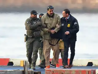 އެމެރިކާގެ ސިފައިންގެ ބެލުމުގެ ދަށުން މީގެ ކުރިން އޮތް އަޑު އެހުމަށް މަދޫރޯ ހާޒިރު ކުރަނީ.