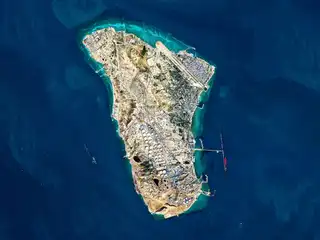 އީރާނުގެ ތެޔޮ އެކްސްޕޯޓްކުރާ މައި މަރުކަޒު ކަމަށްވާ ޚާރްޖް އައިލެންޑް ހިފުމަށް މަސައްކަތް ކުރަނީ